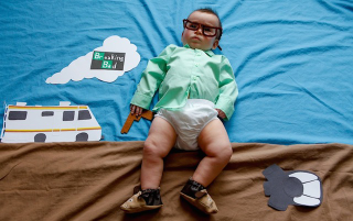 Illustration for article titled Super cute baby dressed up and posed as famous TV show characters